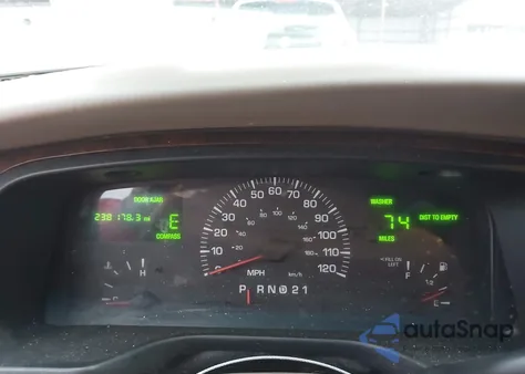 2000 Lincoln Town Car Cartier из США, поврежденный, VIN 1LNHM83W7YY867281